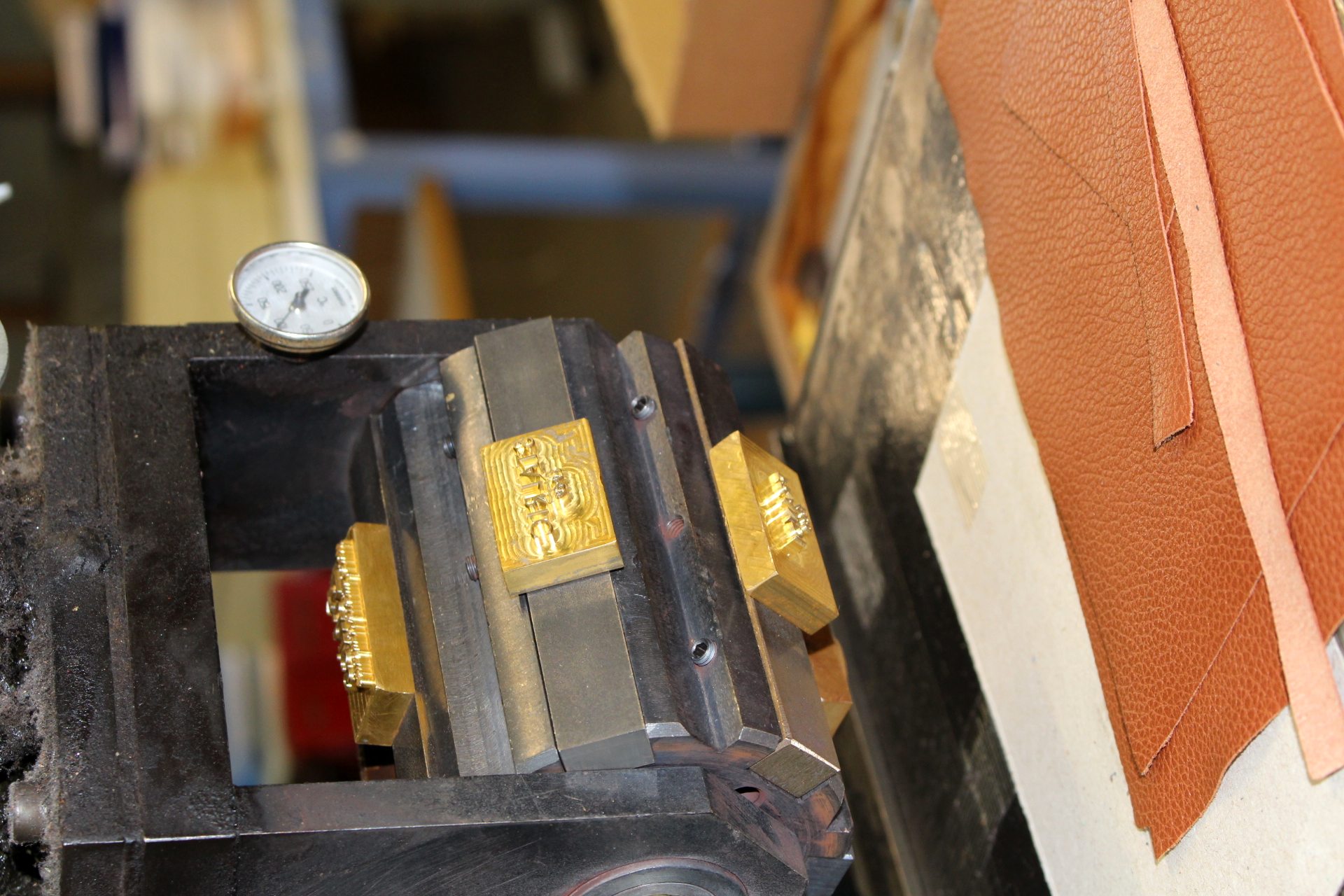 Presse de marquage et pièces de cuir — atelier STALRIC à Graulhet